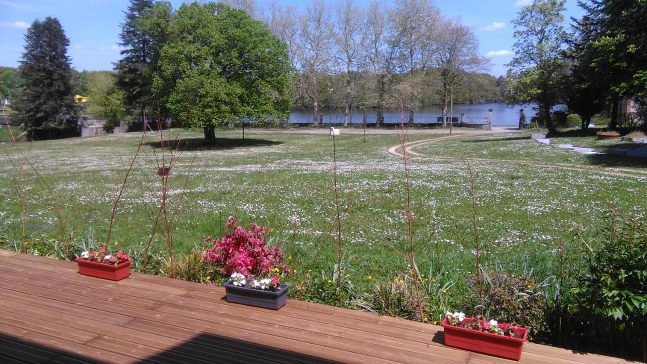 Auberge Du Lac De Mondon Mailhac-sur-Benaize Exteriér fotografie