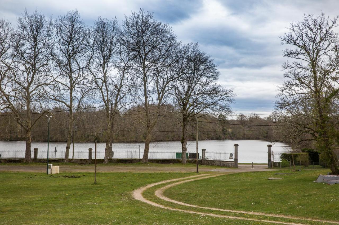 Auberge Du Lac De Mondon Mailhac-sur-Benaize Exteriér fotografie